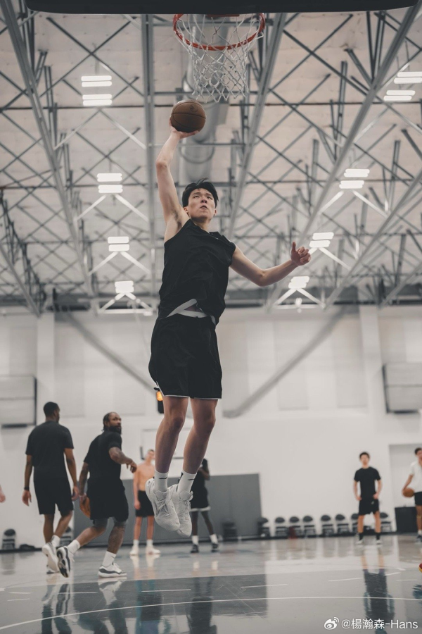 九连阳 中国男篮“第三人”！杨瀚森20岁生日当天被NBA首轮选中丨封面头条