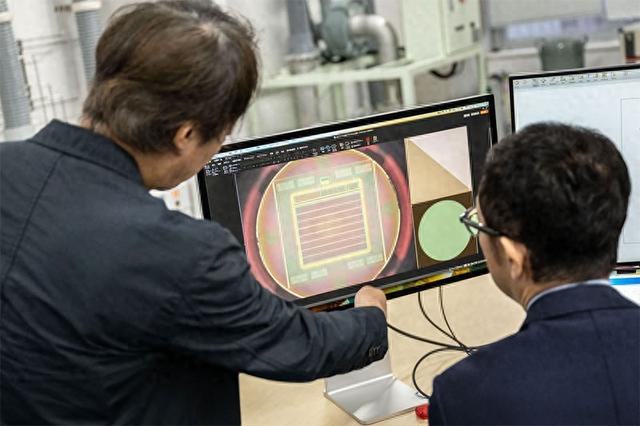 资料图:研究人员正在改进半导体芯片设计 彭博社