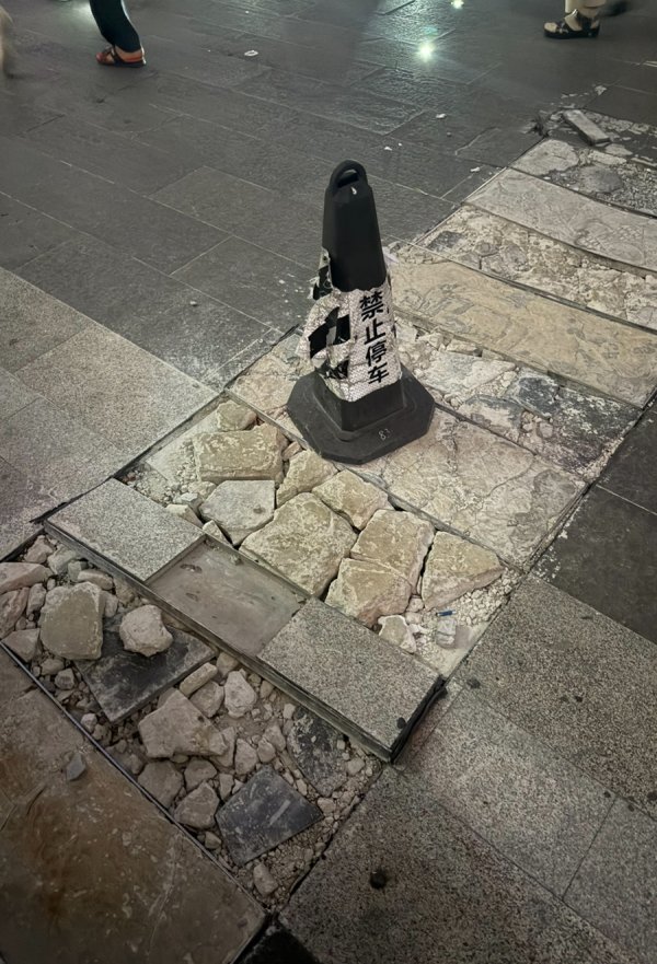 优配良品 市民游客时常摔倒！外滩滨江观光道多处地砖碎裂，为何一年多还未修缮？