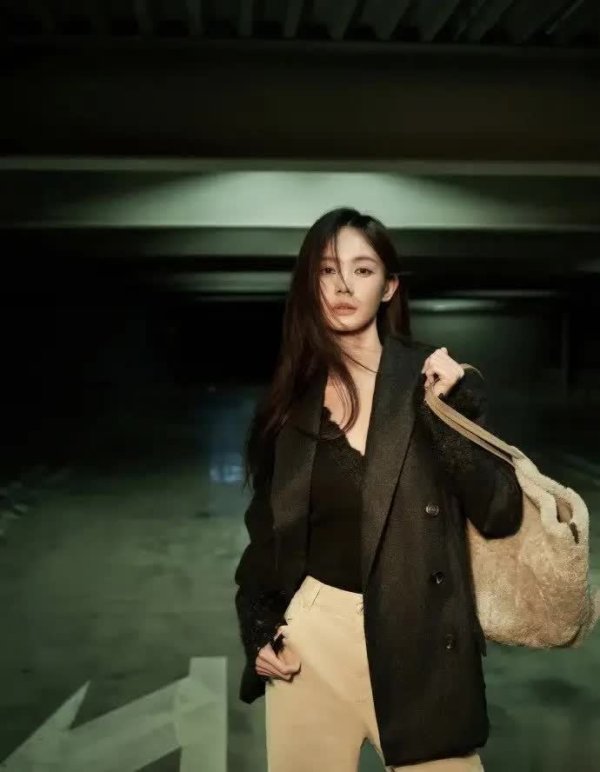 鑫月配 李一桐米兰街拍封神，粉丝赞造型“帅得权威”